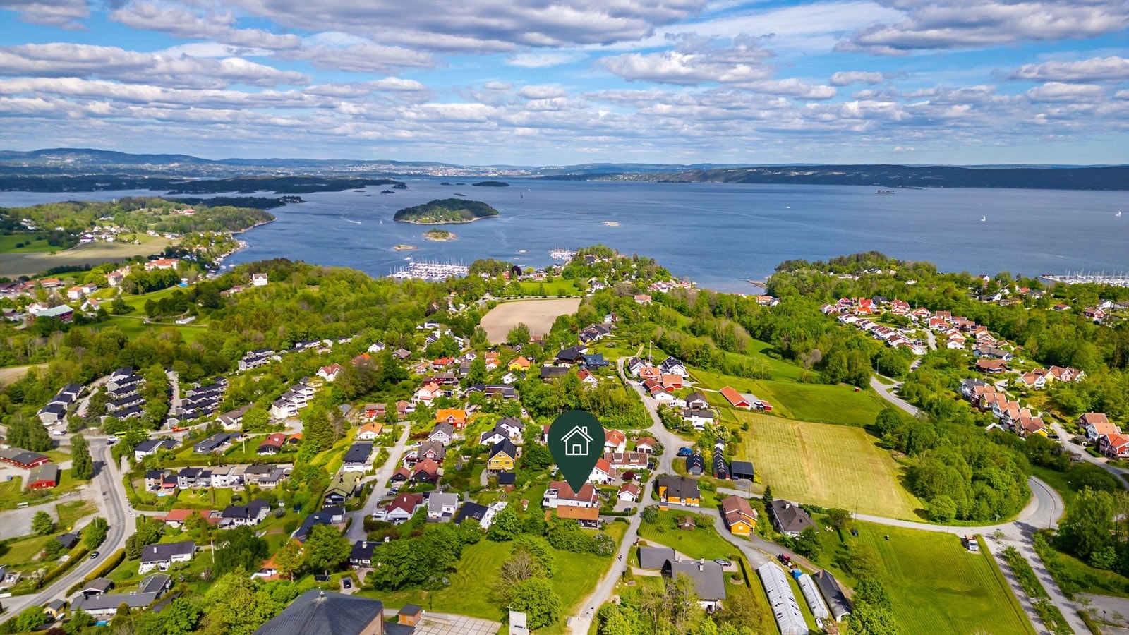 Boligen tilhører Blakstad skole, som ligger rett borti veien. Det er gangavstand til flere barnehager, med Østenstad menighets barnehage i umiddelbar nærhet. Galleribilde