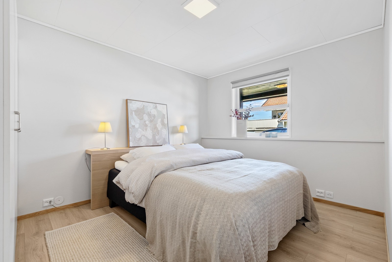 Hovedsoverommet er i underetasjen. Her har du god plass til en dobbeltseng og garderobeskap. Galleribilde