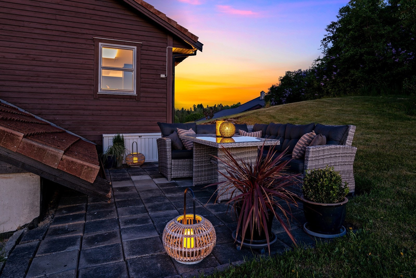 God plass for utemøbler på uteplassen. Galleribilde