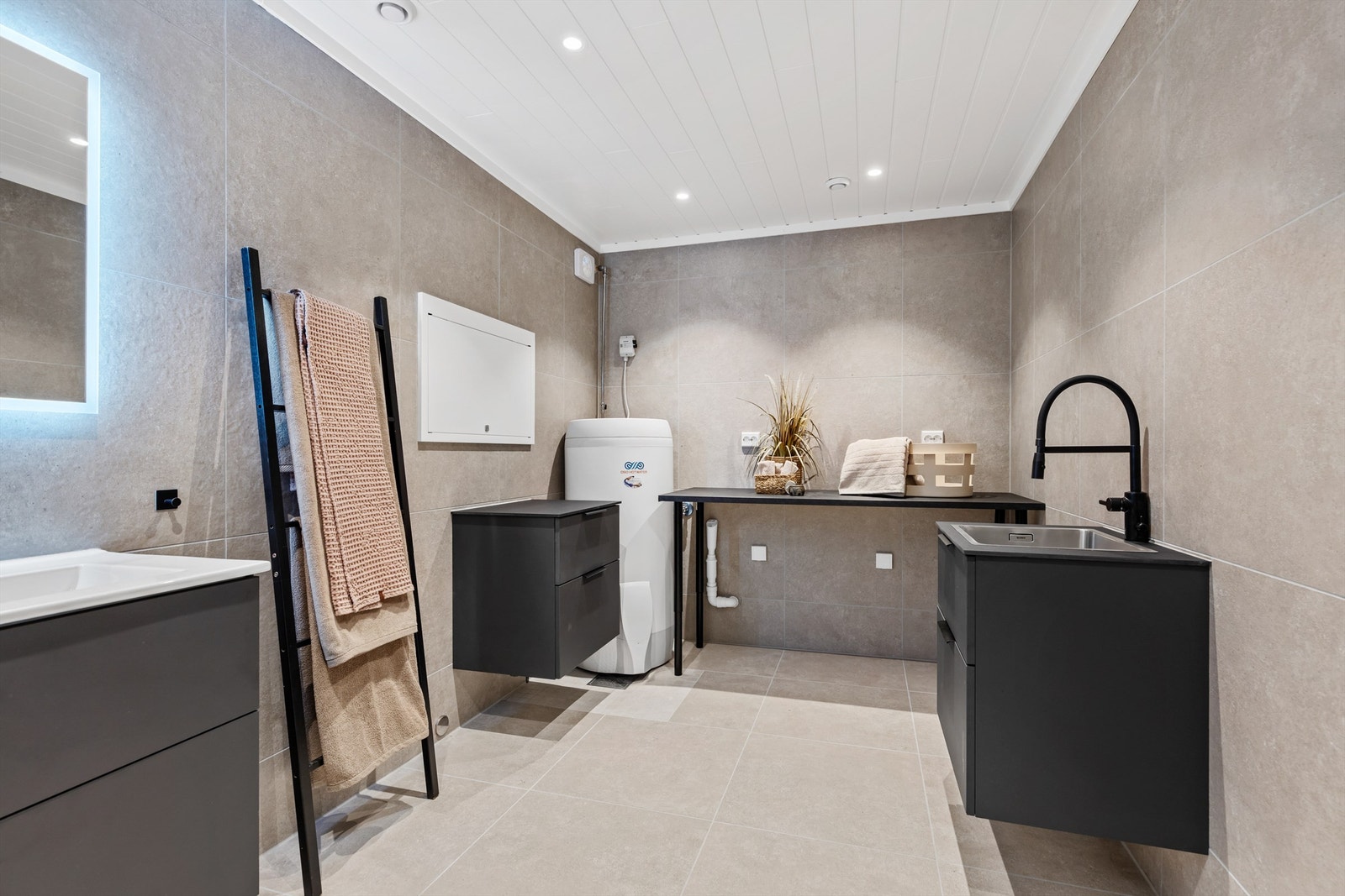 Flislagt gulv og vegger med gulvvarme. Opplegg for vaskemaskin og tørketrommel. Galleribilde