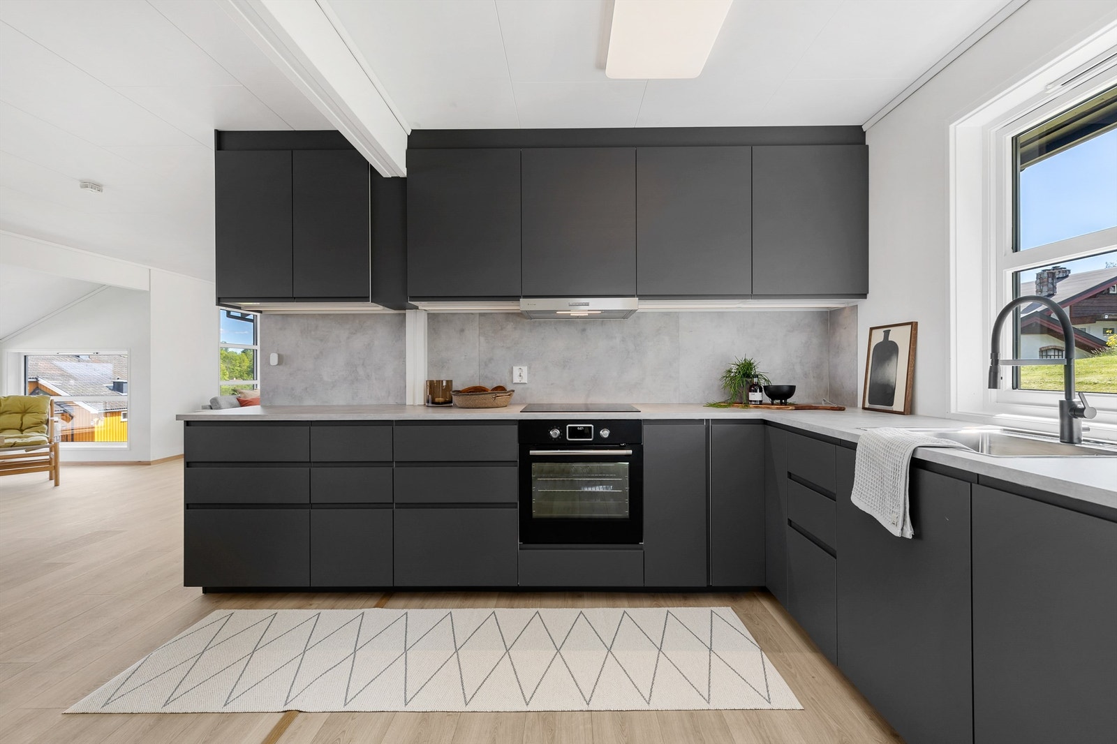 Stilrent Ikea kjøkken fra 2025 med åpen løsning mot spisestue og delvis mot stuen. Galleribilde