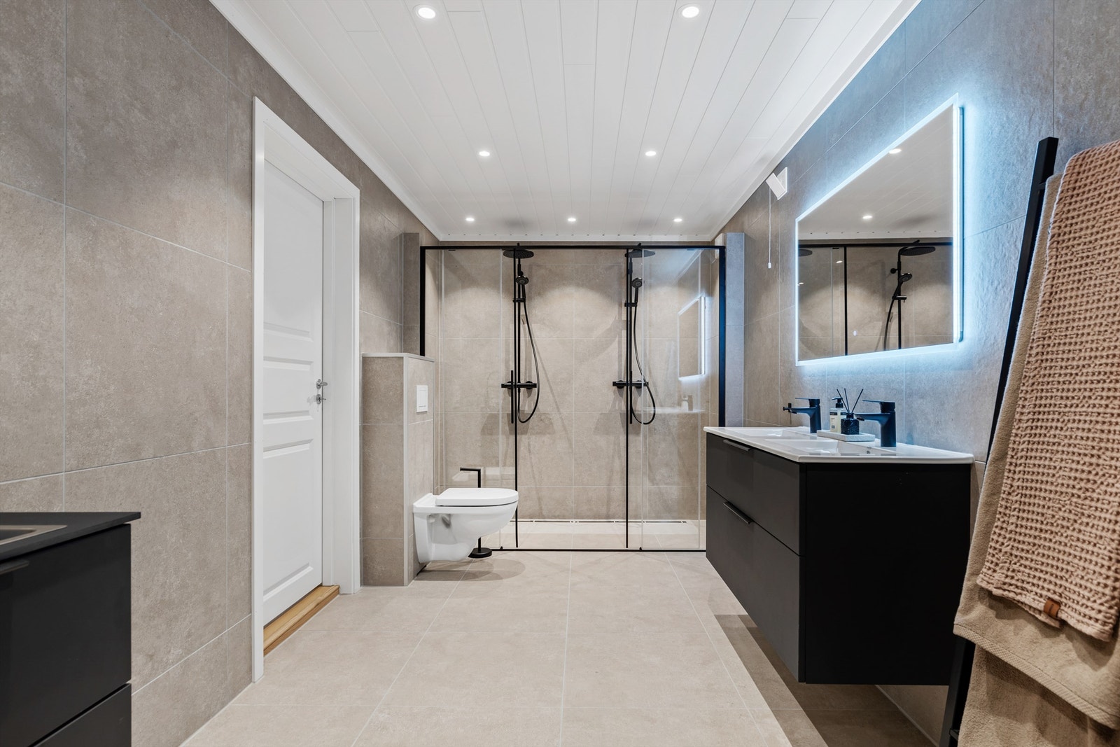 Totalrenovert baderom i underetasjen fra 2025 med moderne innredning. Galleribilde