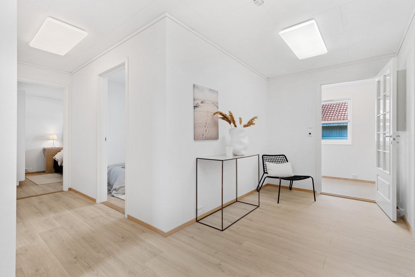 Lys og åpen gang i underetasje med gulvvarme. Herfra er det adkomst til 3 soverom, treningsrom og baderom. Galleribilde