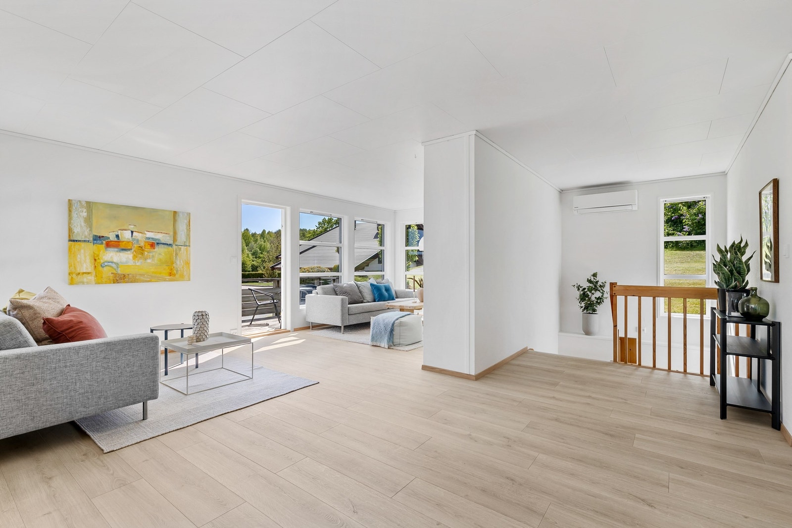 Lys og åpen stue/spisestue- og kjøkkenløsning med nye gulv og god takhøyde. Galleribilde