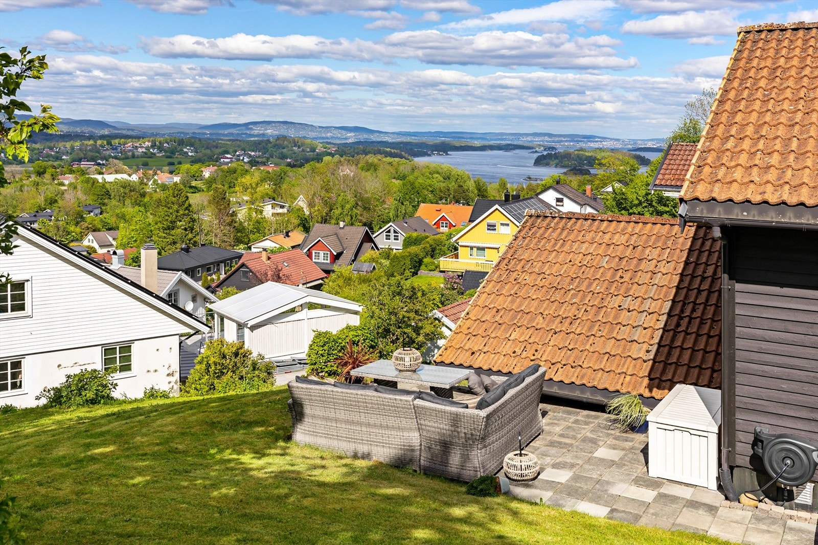 Solrik tomt med fantastisk utsikt. Galleribilde