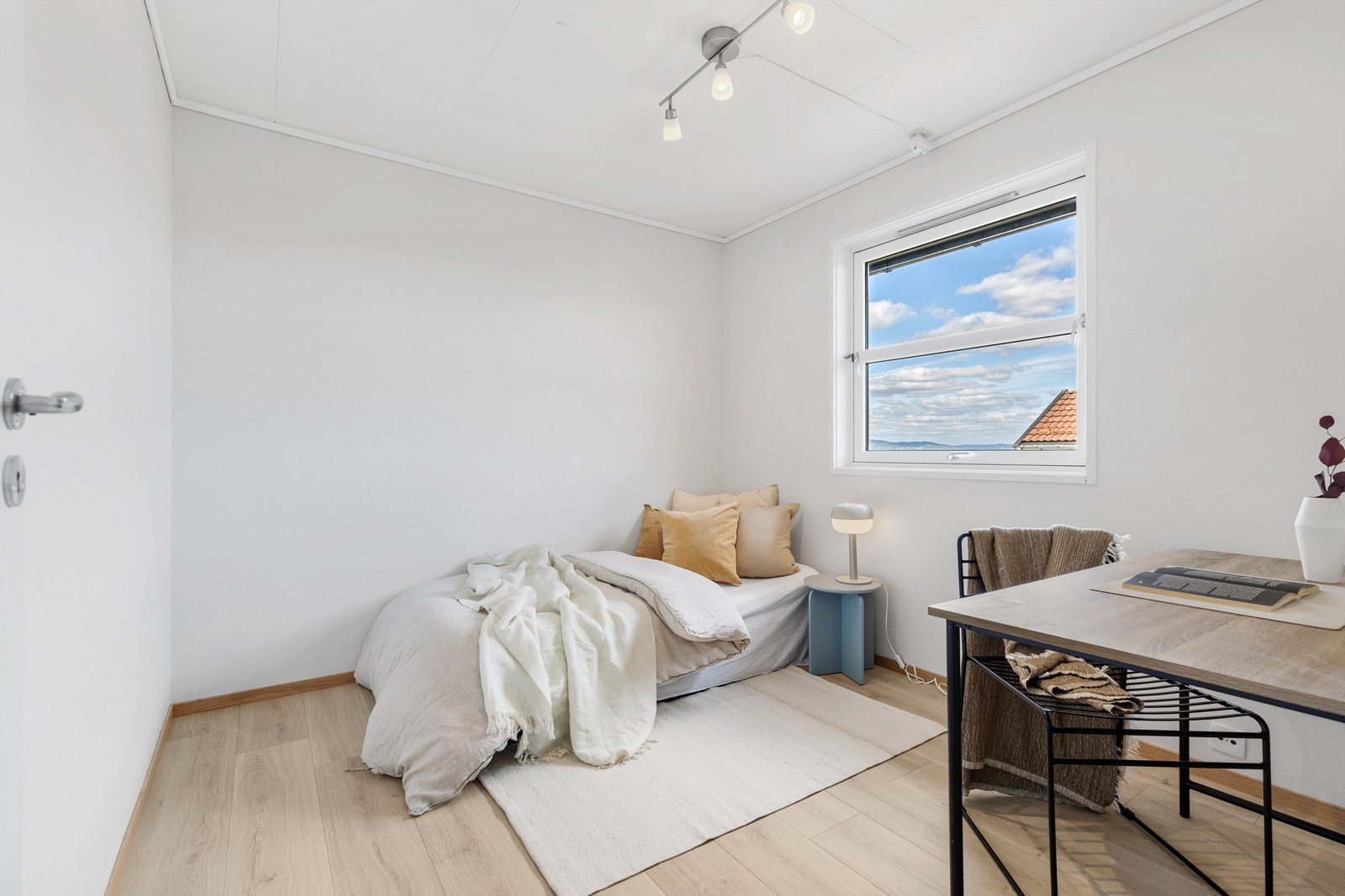 Her har du plass til en større seng, garderobeskap og skrivebord. Galleribilde