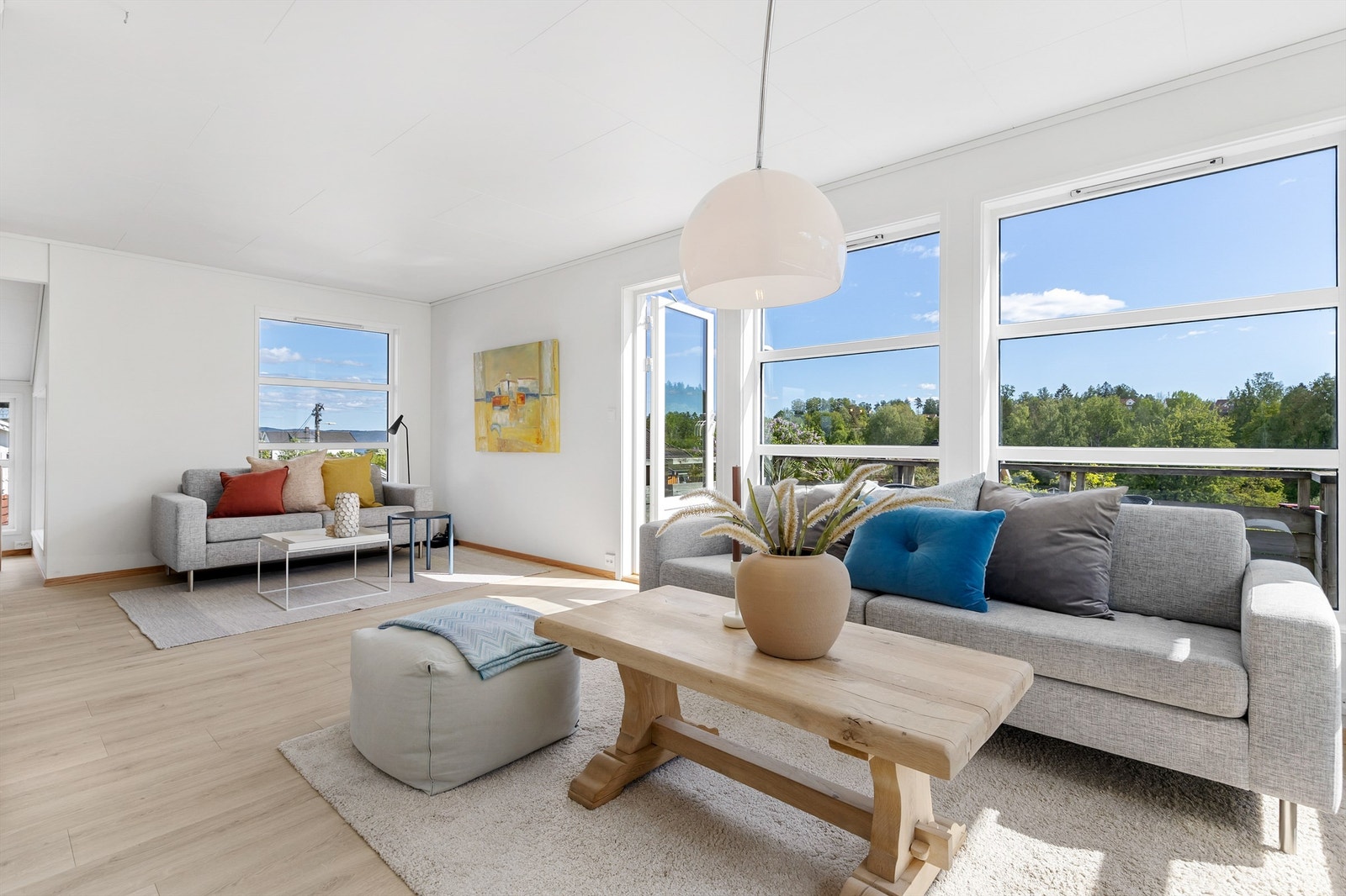 Fra stuen er det adkomst til en solrik balkong. Galleribilde