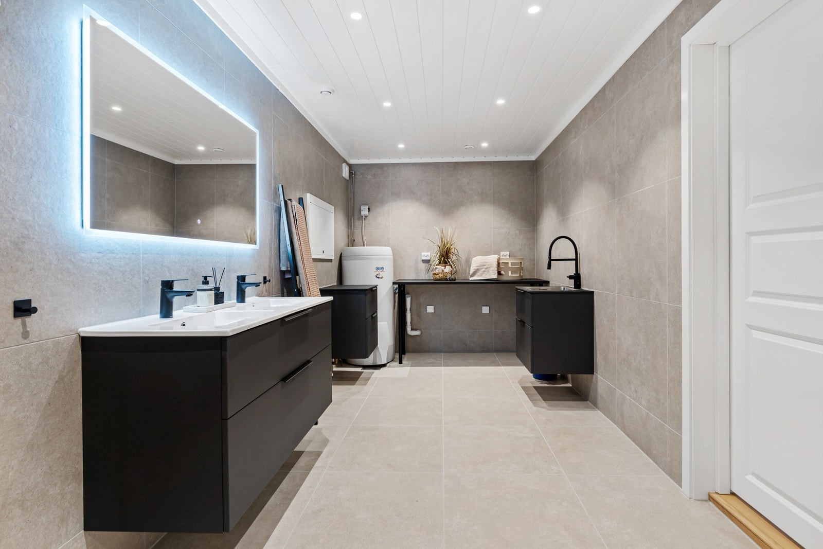 Vegghengt servantskap med skuffer og ovenpåliggende dobbel servant. Galleribilde