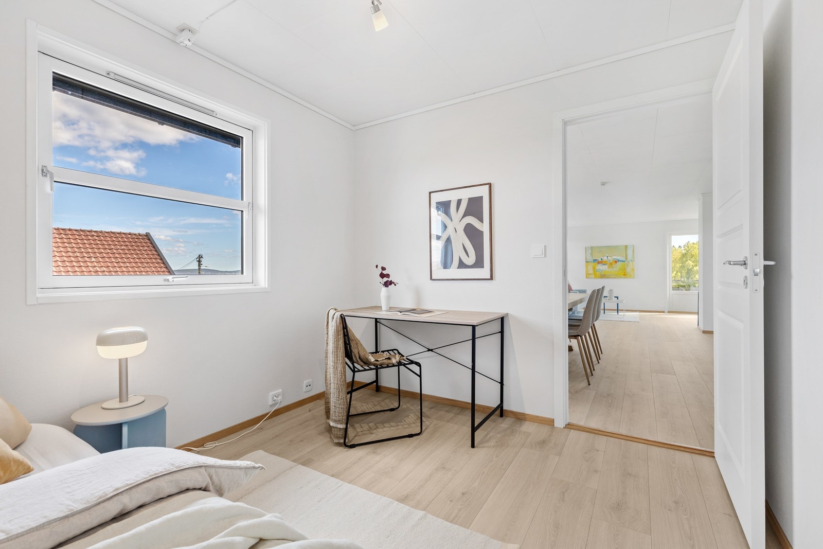 Fra spisestuen er det adkomst til et romslig soverom. Galleribilde