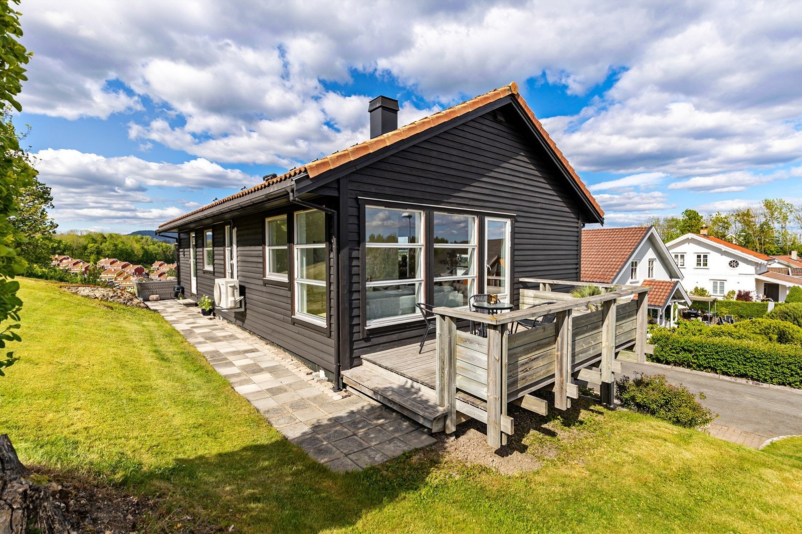 Fra balkongen har du adkomst til hagen som går rundt hele boligen. Galleribilde