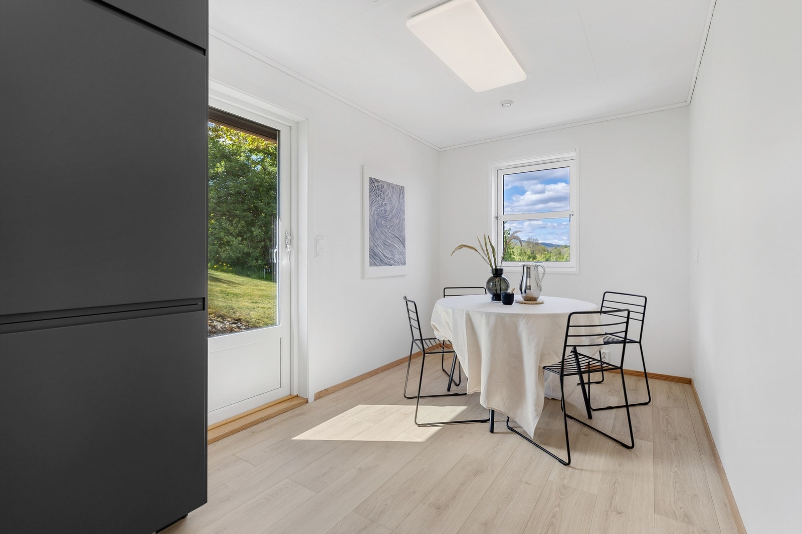 Det er plass til et spisebord på kjøkkenet. Utgang til uteområde fra kjøkken. Galleribilde