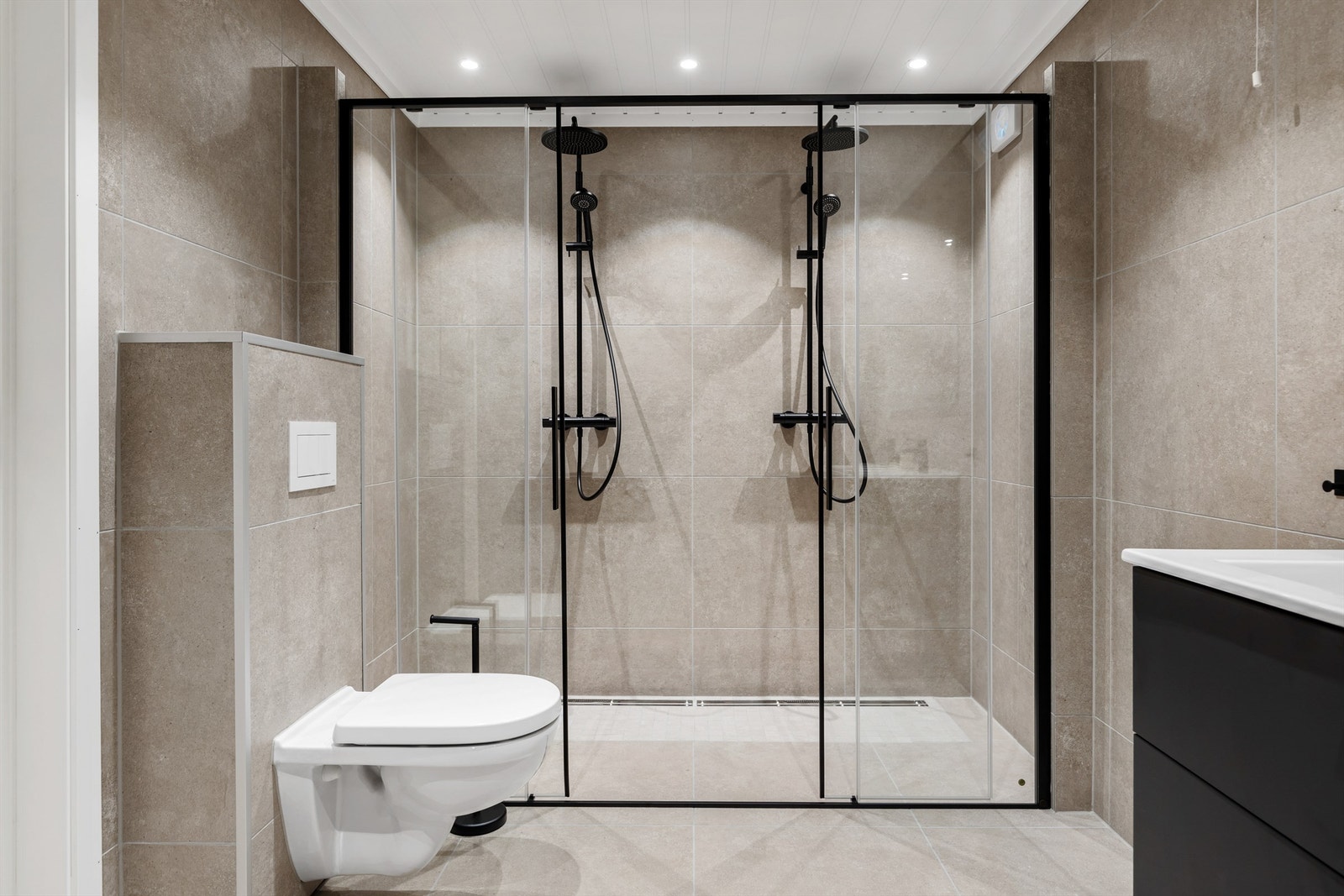 Flott dobbeldusj i hjørnet. Vegghengt toalett. Galleribilde