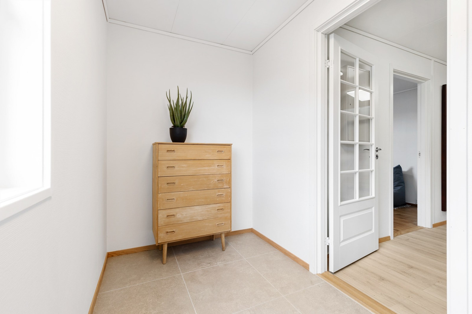 Pen entré med gulvvarme i underetasjen. Fra entréen kommer du videre inn til gangen. Galleribilde