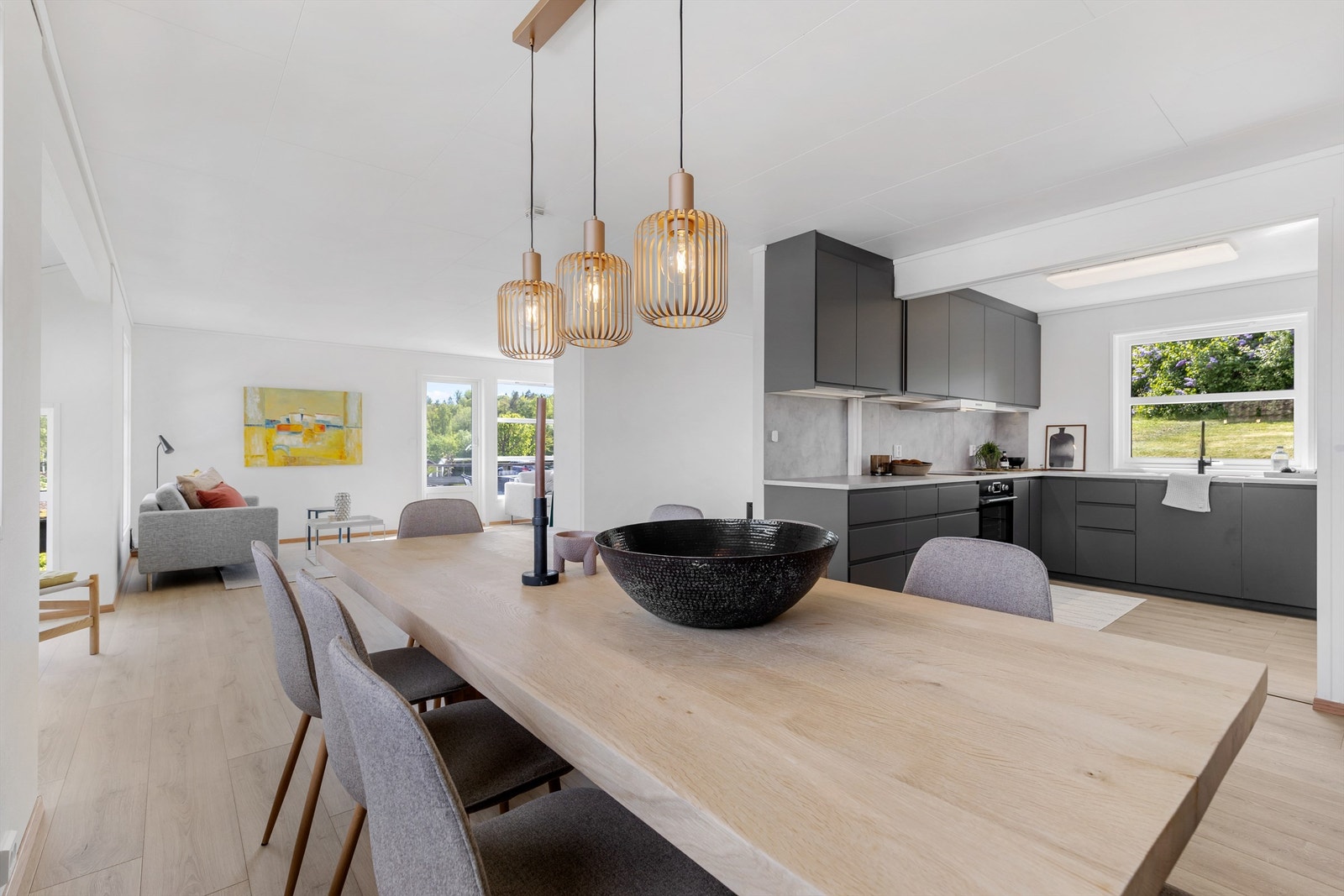 Fra spisestuen har du åpen løsning med kjøkkenet. Galleribilde