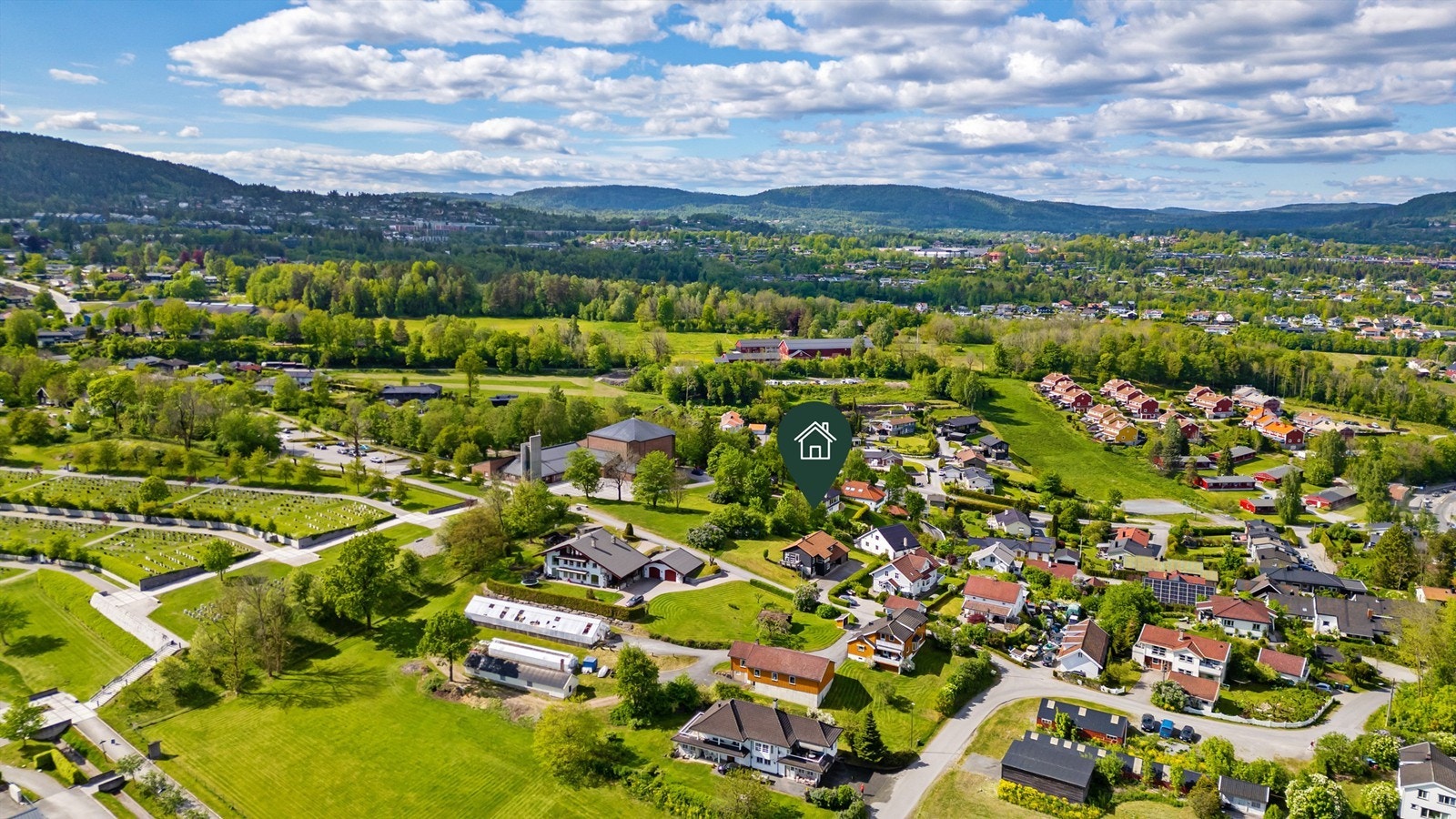 Boligen ligger rolig til i et etablert og attraktiv boligområde ved Østenstad i Asker med gangavstand til både skiløyper og sjøen. Galleribilde