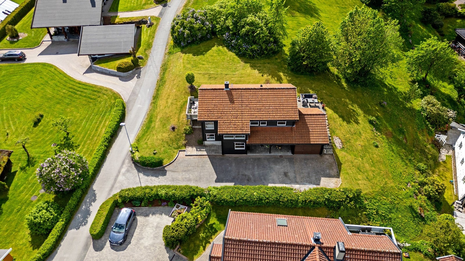 Eiertomt på 901 kvm. Tomten er opparbeidet med asfaltert og betongsteinlagt oppkjørsel og stor hage som går rundt hele boligen. Galleribilde