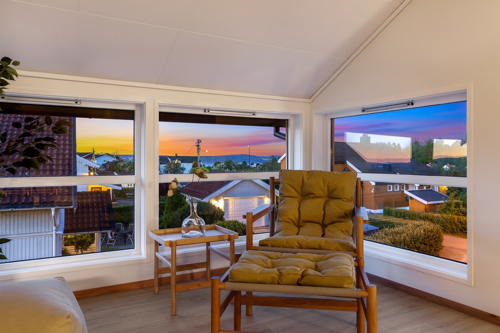 Koselig leseplass med flott utsikt. Galleribilde