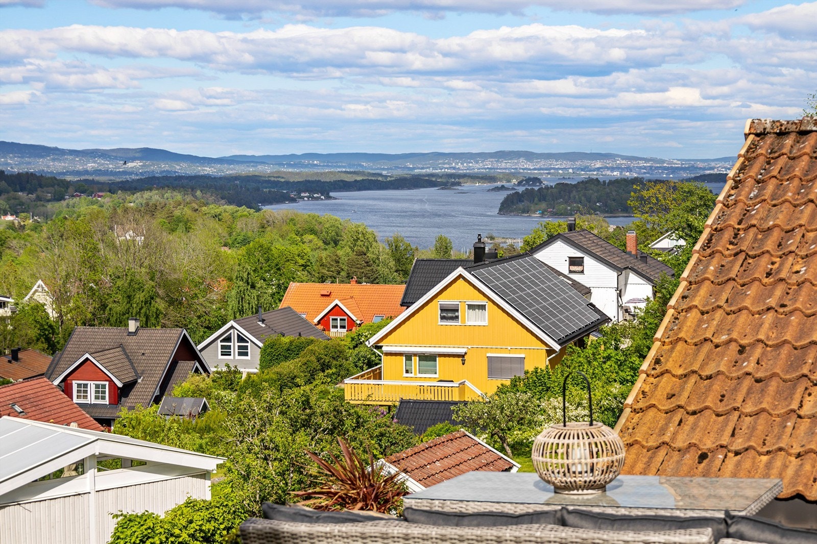 Fantastisk utsikt over området og Oslofjorden fra uteplassen! Galleribilde