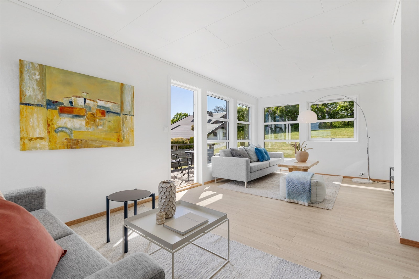 Stuen har en romslig og praktisk utforming som gir svært gode møbleringsmuligheter. Galleribilde