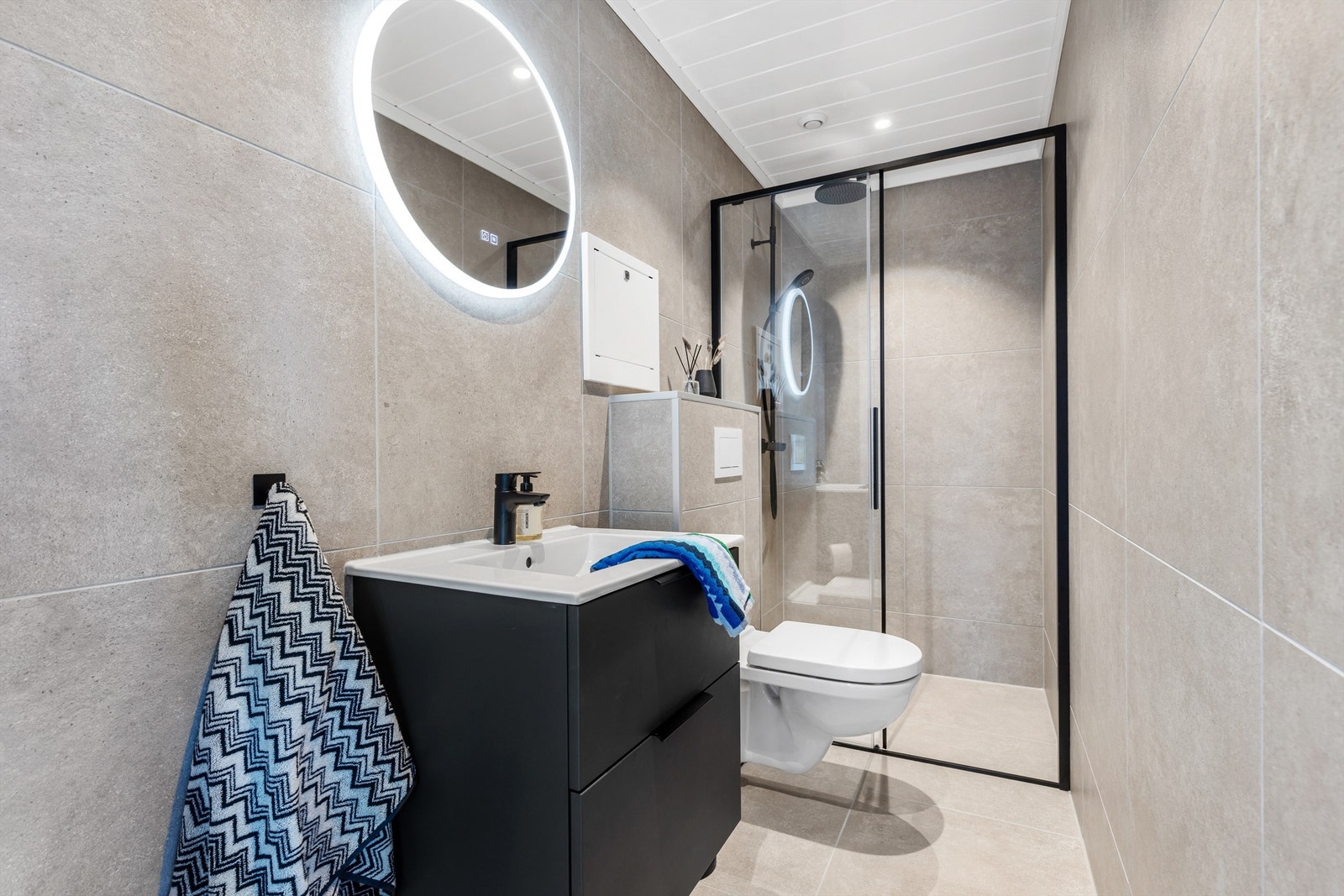 Moderne baderom fra 2025 med stilrene materialer og innredning. Galleribilde