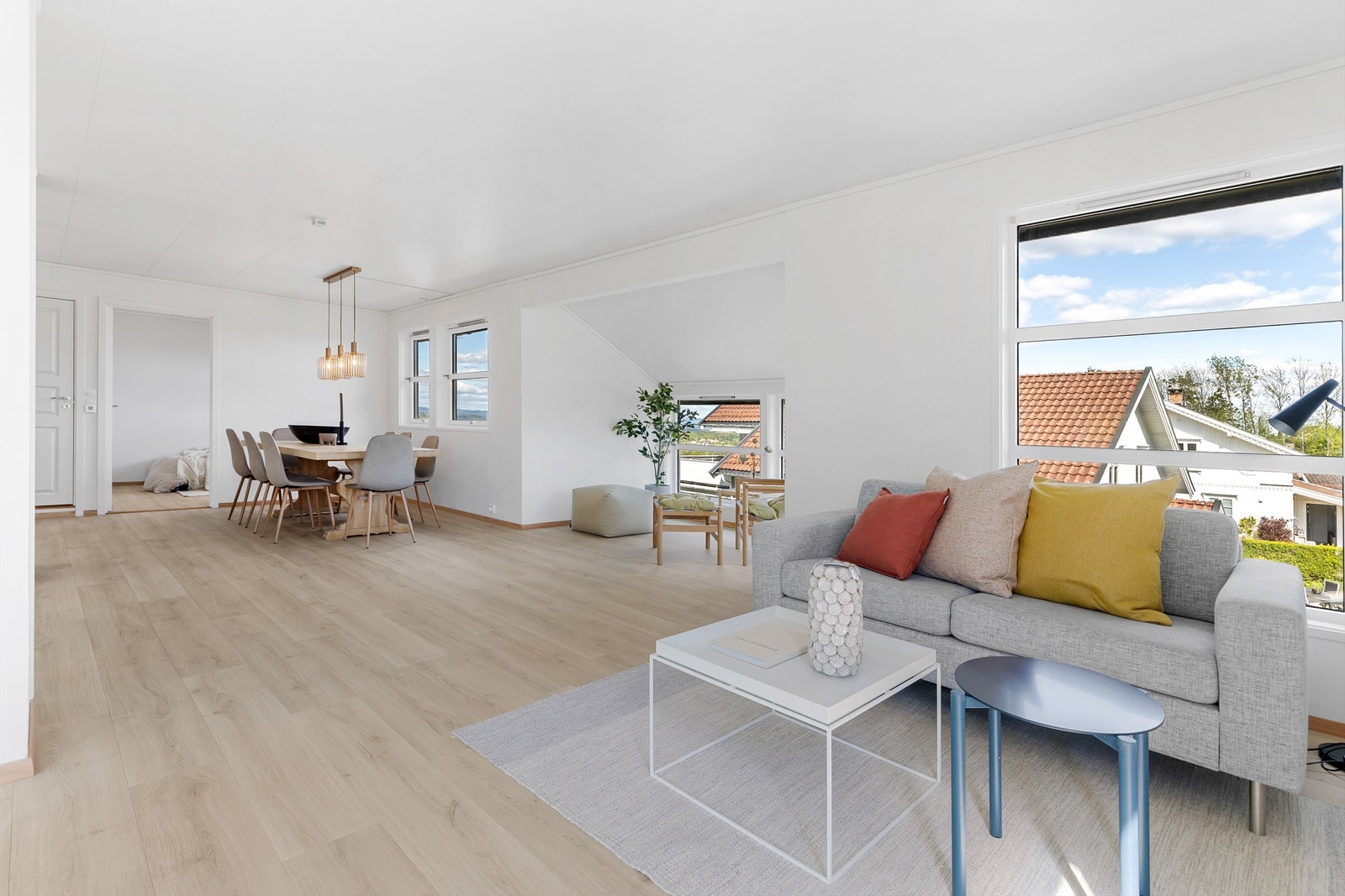 Videre inn i stuen finner du en romslig spisestue og en koselig leseplass. Galleribilde