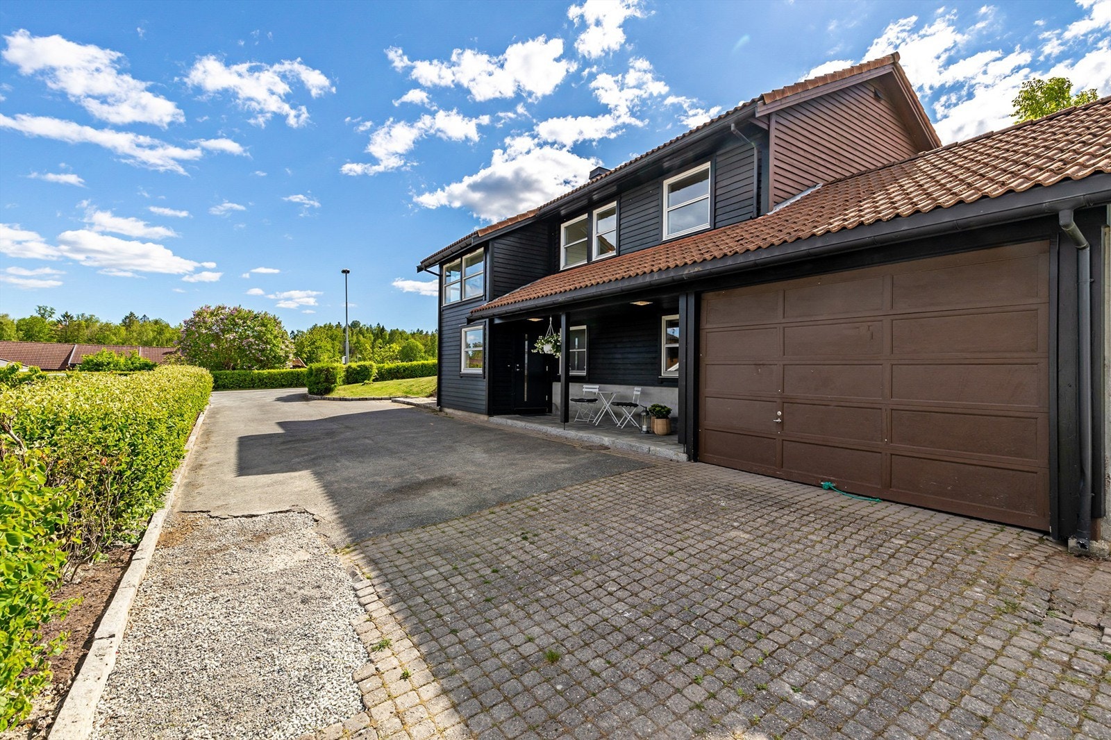 Stor garasje med rikelig plass til parkering på egen gårdsplass. Galleribilde