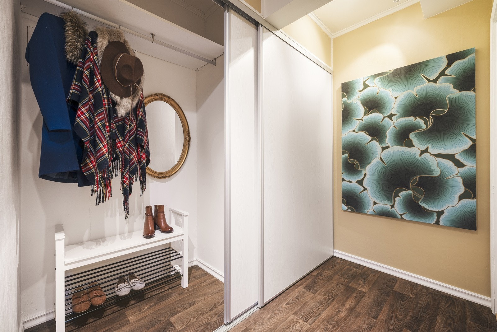 Praktisk gulv til tak garderobe, med opplegg for vaskemaskin. Galleribilde