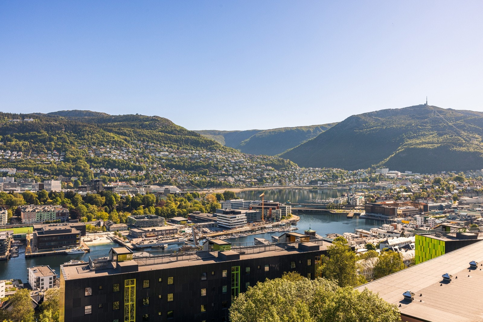 Fantastisk utsikt over innseilingen til Bergen, Bergensdalen og videre i retning fjellsiden mot Fløyen og Ulriken. Galleribilde