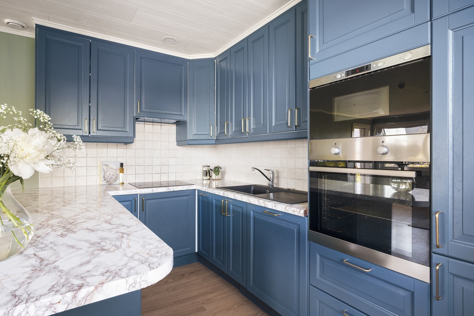 Av integrerte hvitevarer medfølger kjøleskap med frysedel, stekeovn, platetopp, og oppvaskmaskin. Galleribilde