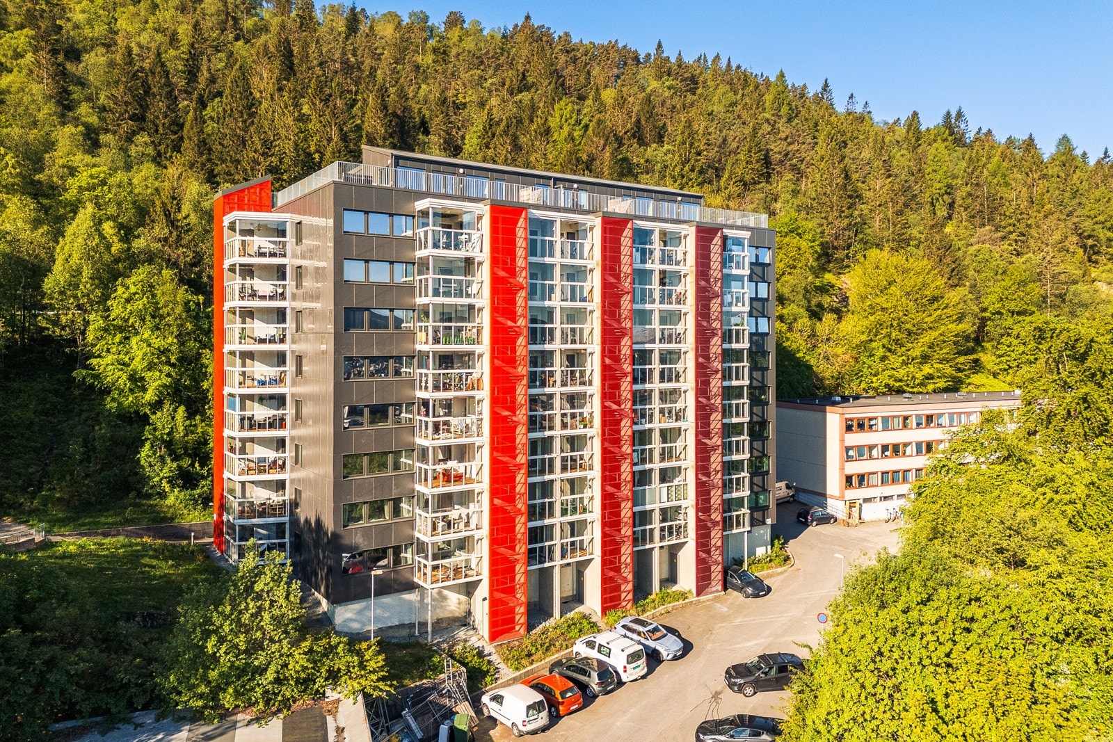 Leiligheten har en flott beliggenhet i Solheimslien borettslag, like ved Damsgårdssundet. Galleribilde