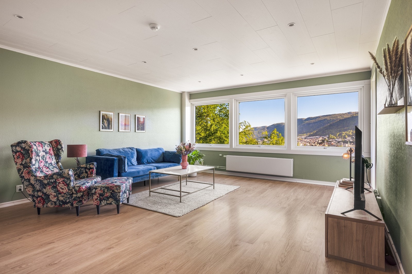 Rommets planløsning gjør det enkelt å innrede i flere soner, og det er god plass til å innrede med stor sofagruppe, TV og spisebord. Galleribilde