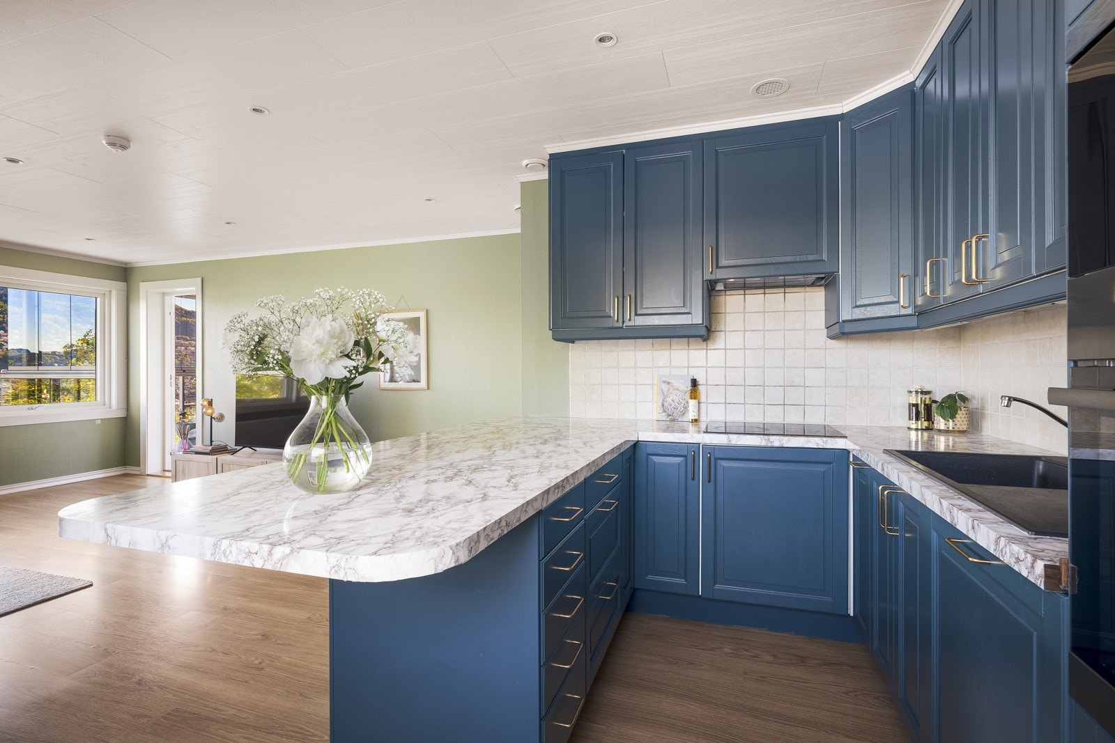 Her er det god benke- og skapplass og masse oppbevaringsmuligheter. Galleribilde