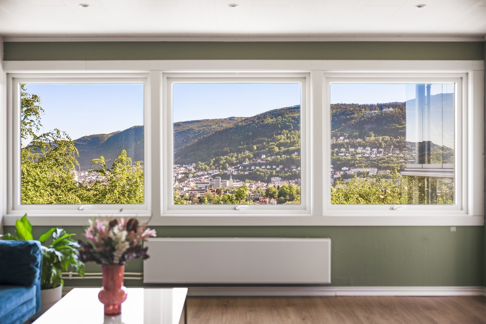 Rikelig med lysinnslipp fra de store vinduene. Galleribilde