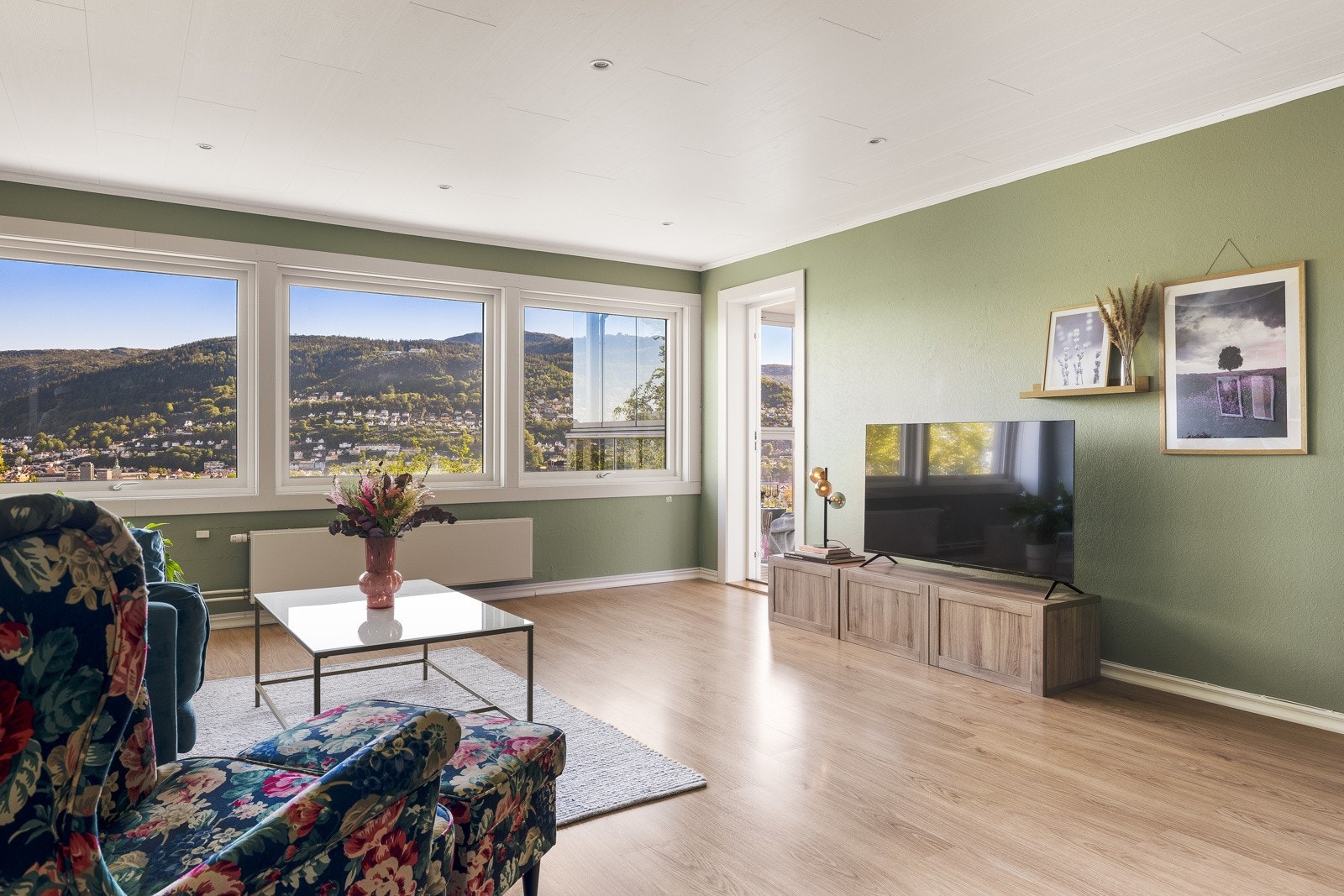 I forlengelse av stuen er det en innglasset balkong på ca. 13 kvm som byr på nydelig utsikt over innseilingen til Bergen. Galleribilde