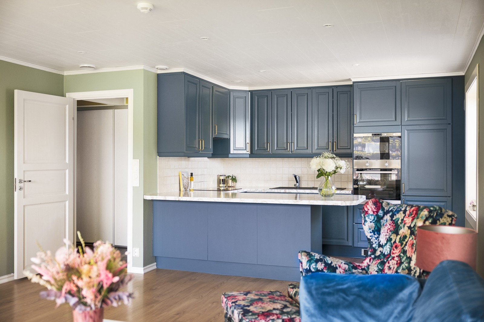 Videre beveger vi oss inn til den store stue/kjøkken løsningen som måler hele 32,9 kvm. Galleribilde