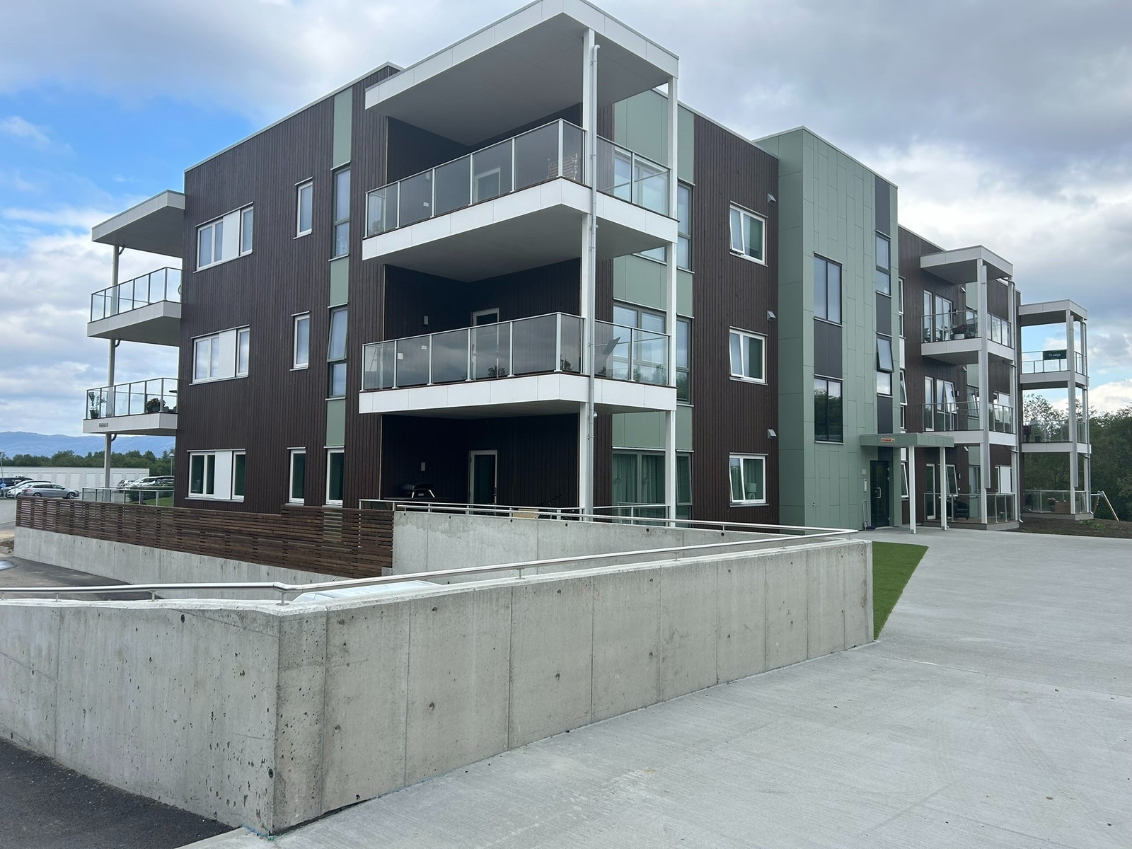 Bilde utvendig, hjørneleilighet med balkong i 2. etasje Galleribilde