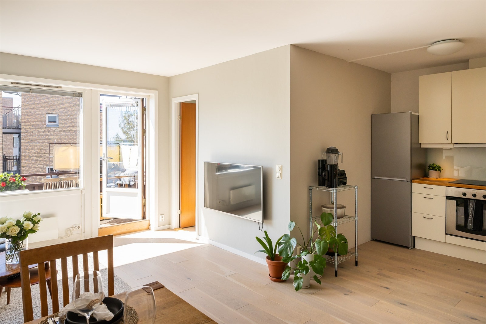 Åpen og sosial løsning mellom stue og kjøkken, og utgang til en vestvendt balkong på 5 kvm. Galleribilde