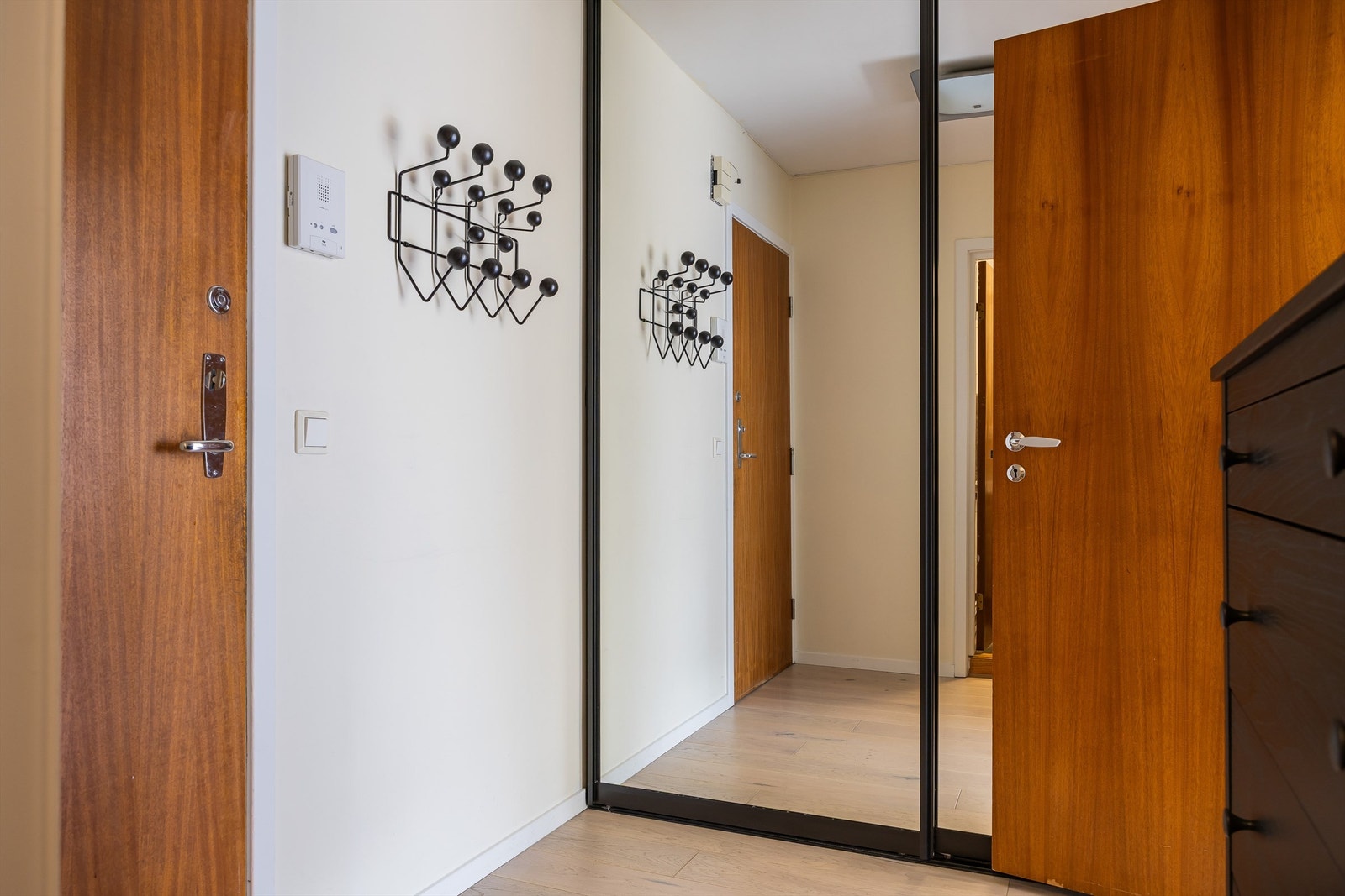 Romslig entré med god oppbevaringsplass i stor skyvedørsgarderobe med speilfronter. Galleribilde