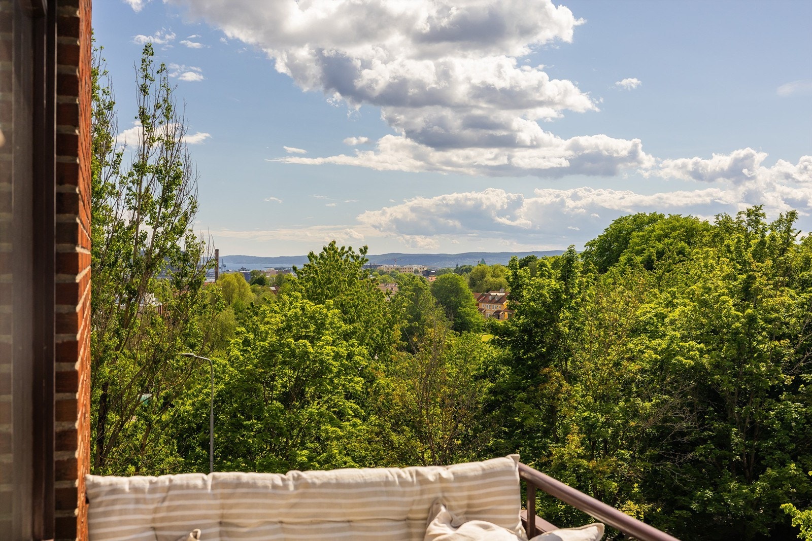 Frodig utsikt og glimt av sjøen. Galleribilde