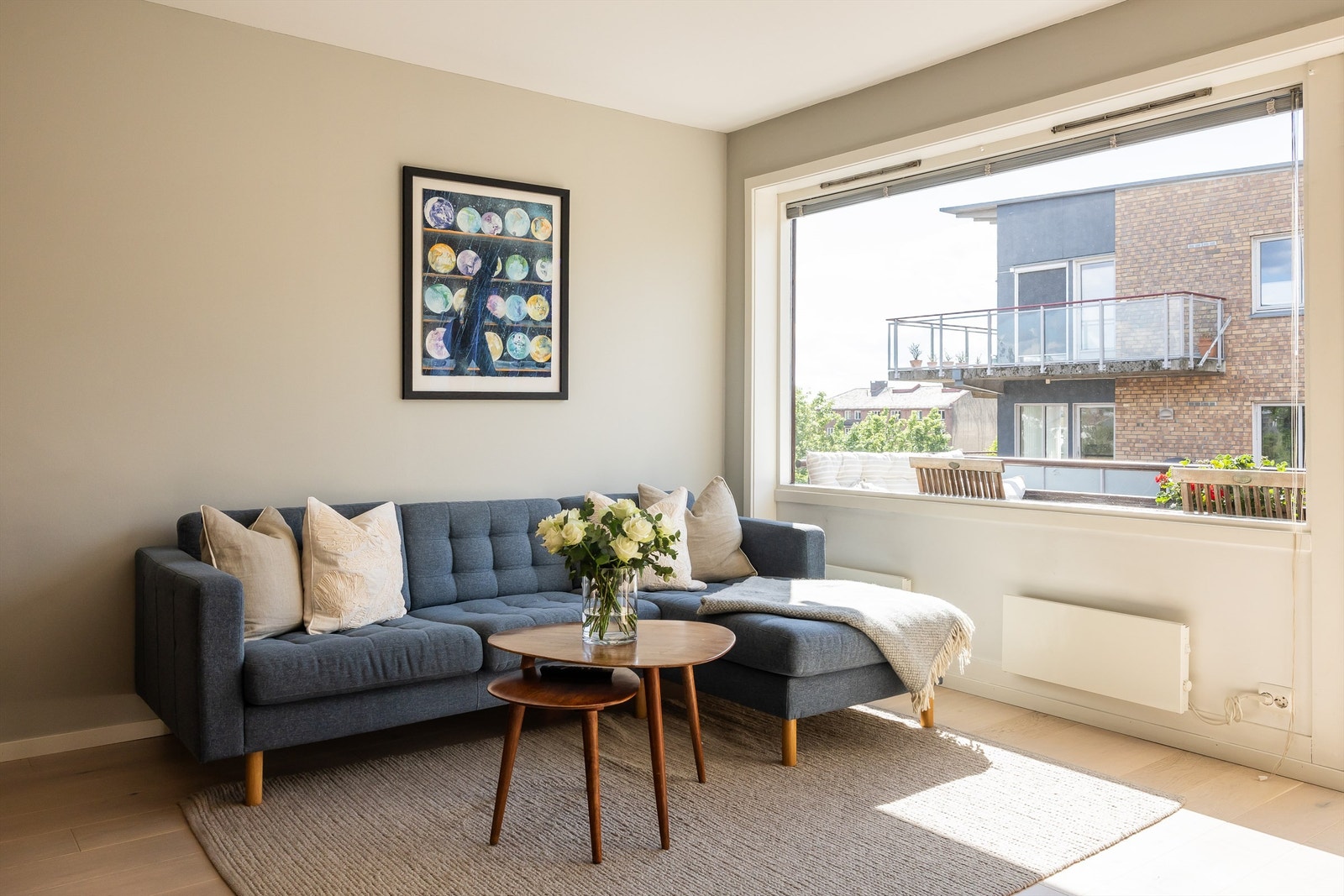 Leiligheten er oppvarmet med elektrisitet og tilknyttet felles varmtvann for bygningen. Varmtvann er inkludert i felleskostnadene. Galleribilde