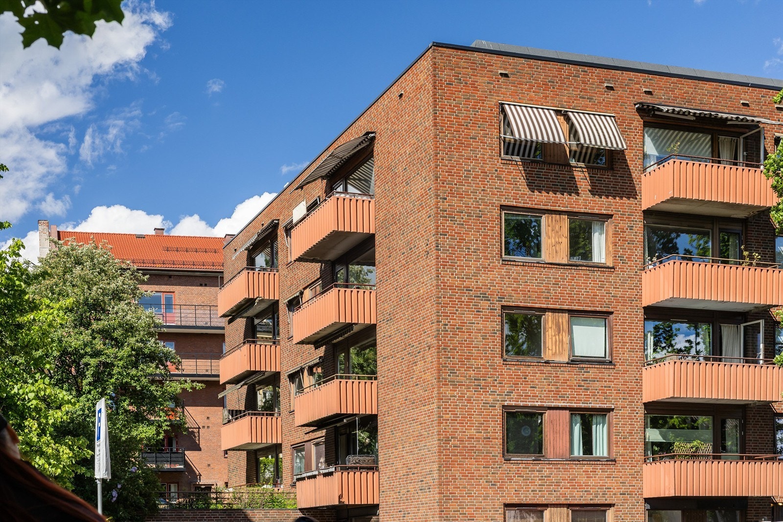 Attraktiv beliggenhet i byggets øverste etasje - uten beboere over. Leiligheten har en loftsbod på 4 kvm + skap i kjølebod. Felles vaskerom og tørkeloft. Galleribilde