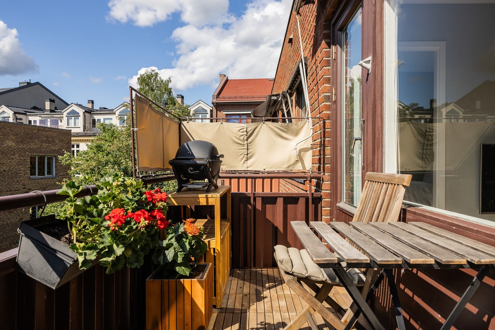 Balkongen er belagt med tremmegulv. Gass-/elektrisk grill er tillatt. Galleribilde