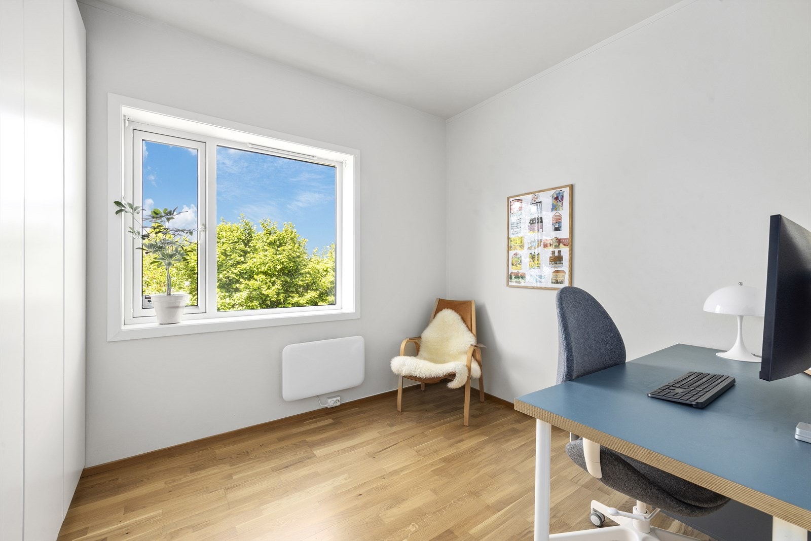 Lyst soverom med god plass til dobbeltseng, nattbord og annet soveromsmøblement. Soverommet er utstyrt med stor garderobeløsning Galleribilde