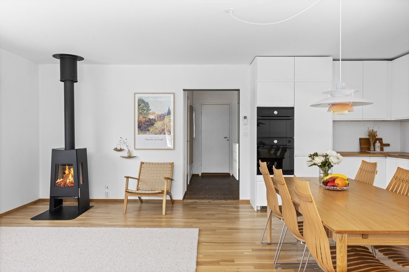 Det er montert både peisovn og varmepumpe Galleribilde