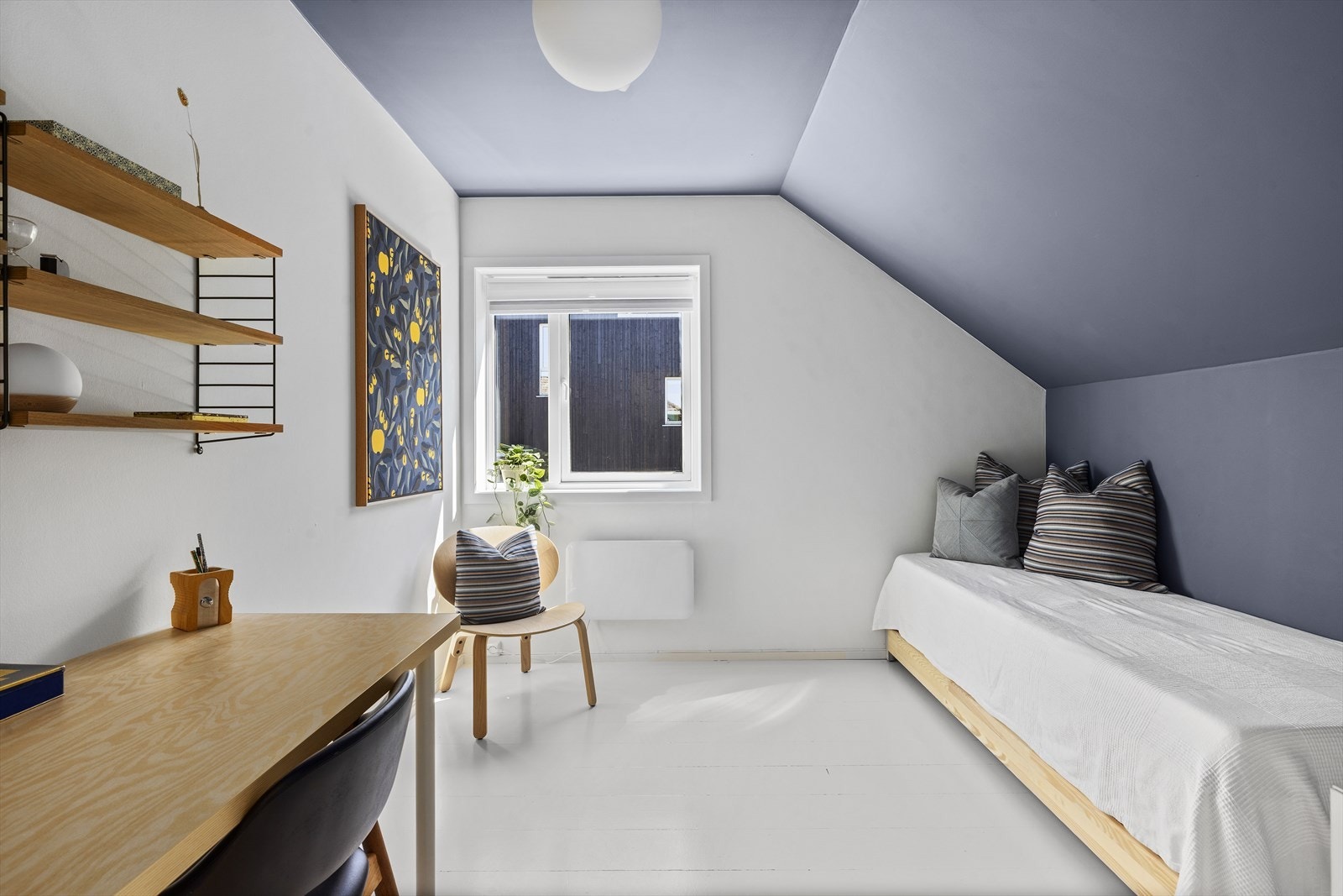 Soverom 2 er også av fin størrelse med plass til seng og annet mindre soveromsmøblement Galleribilde