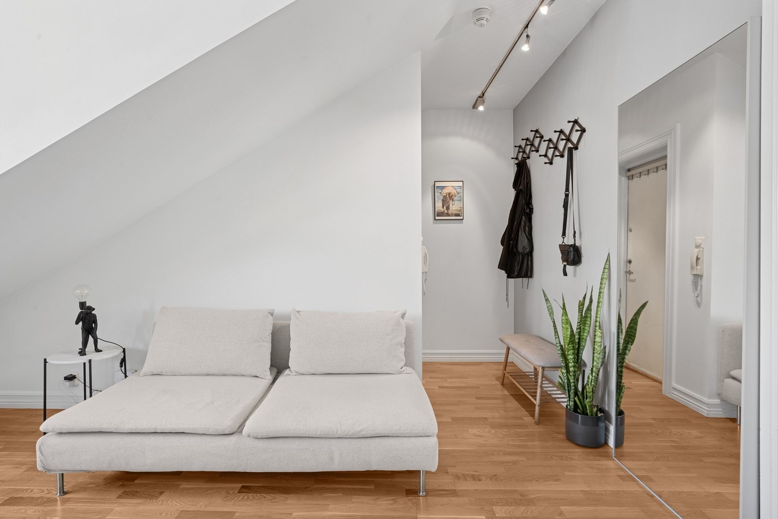 Lys og trivelig stue med skråtak og store vinduer som slipper inn rikelig med naturlig lys. Galleribilde