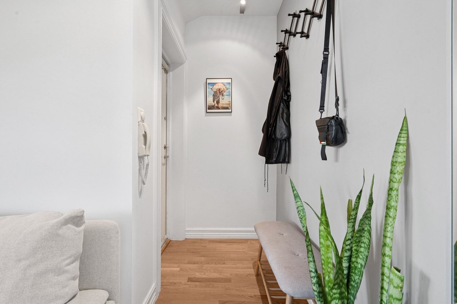 Leiligheten ønsker deg velkommen med en lys og innbydende entré som gir et godt førsteinntrykk allerede ved ankomst. Galleribilde