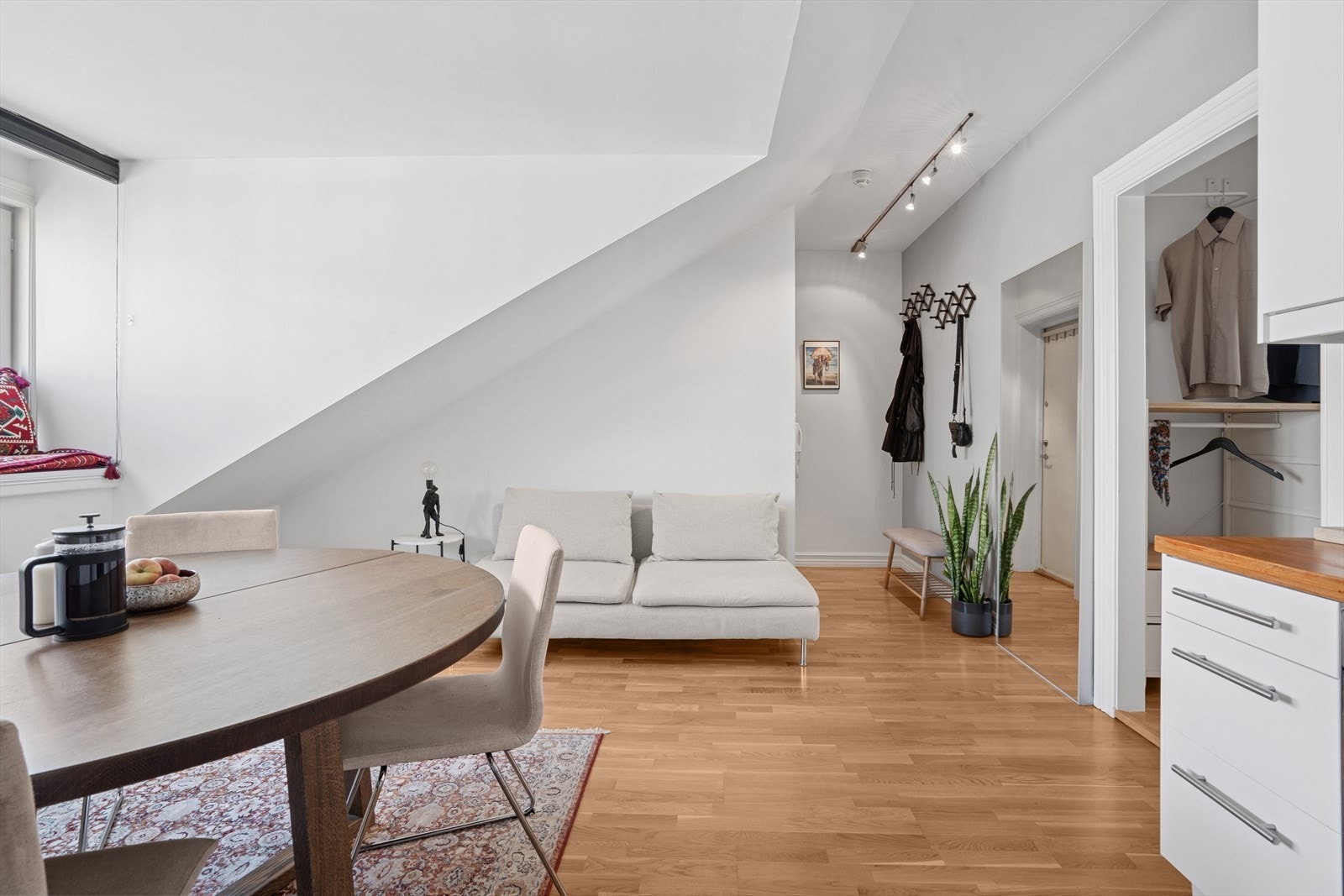 Lys og trivelig stue med skråtak og store vinduer som slipper inn rikelig med naturlig lys. Galleribilde