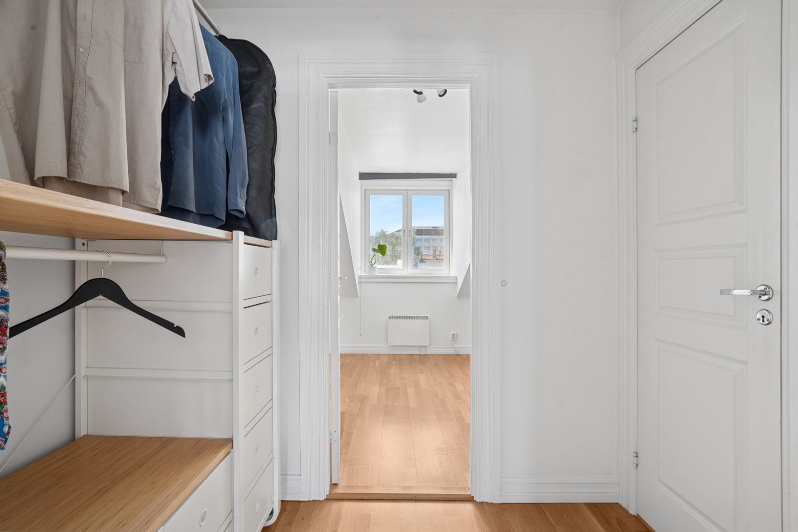Gang til soverommet med plass til praktisk garderobeløsning! Galleribilde