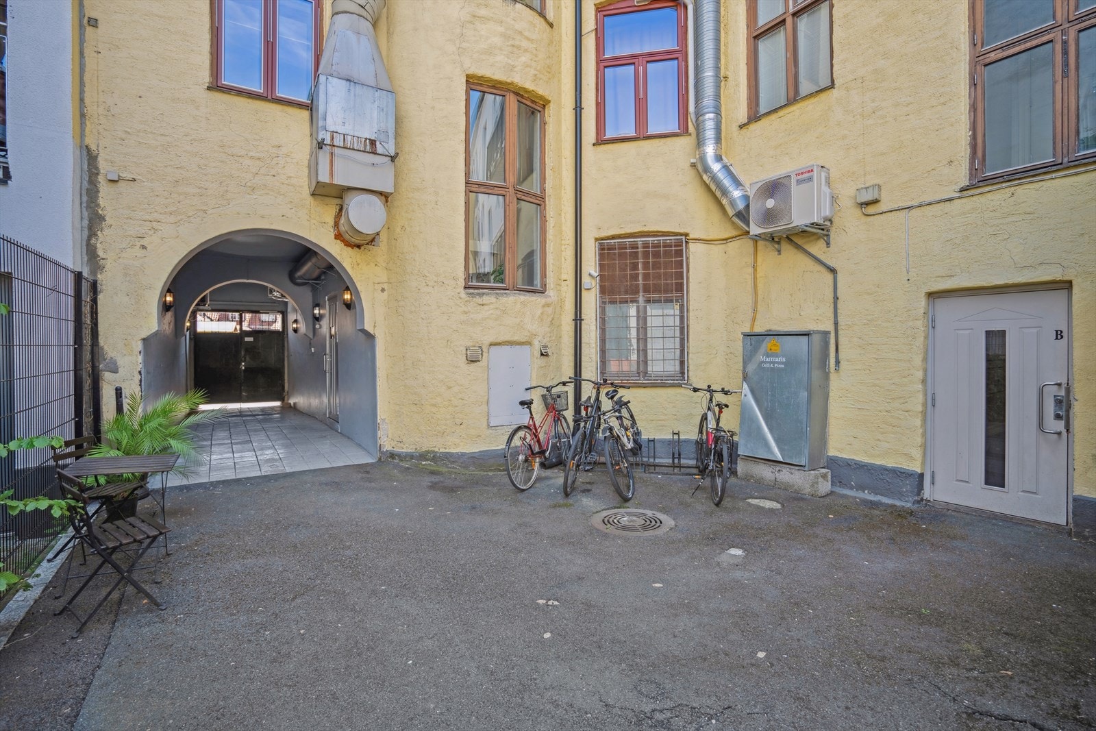 Bakgård med sykkelparkering. Galleribilde